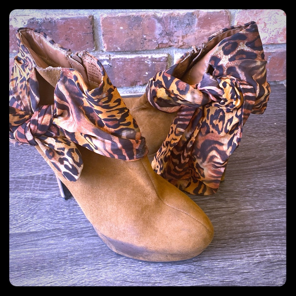 🐆 WILD ROSE SUEDE BOOTIES WITH LEOPARD ACCENTS🐆